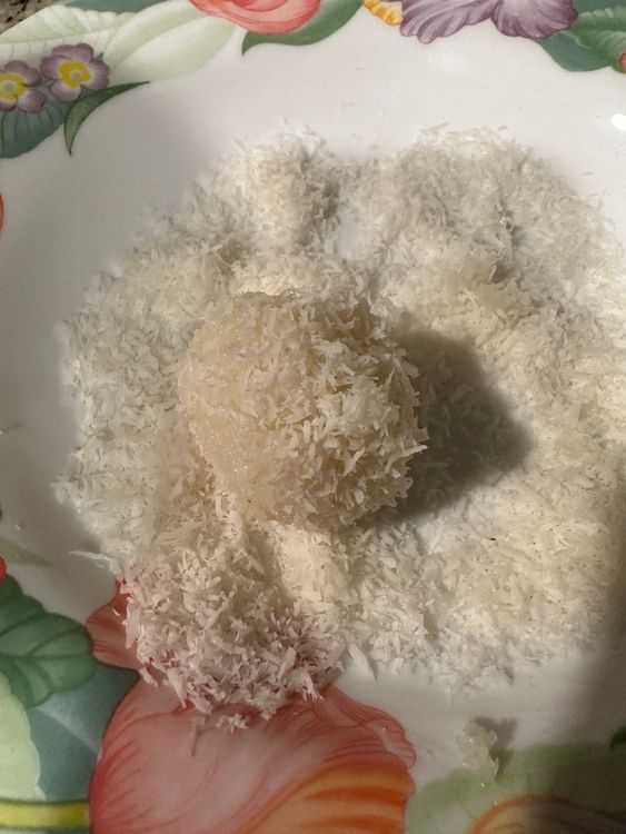 Step 1.3: Once it gets to room temperature, make small balls of the mix and roll them in the leftover 1/2 cup desiccated coconut