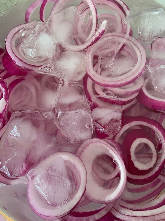 Step 1.1: Soak onion rings in water with ice cubes for 10-15 minutes to crisp them and reduce their sharpness