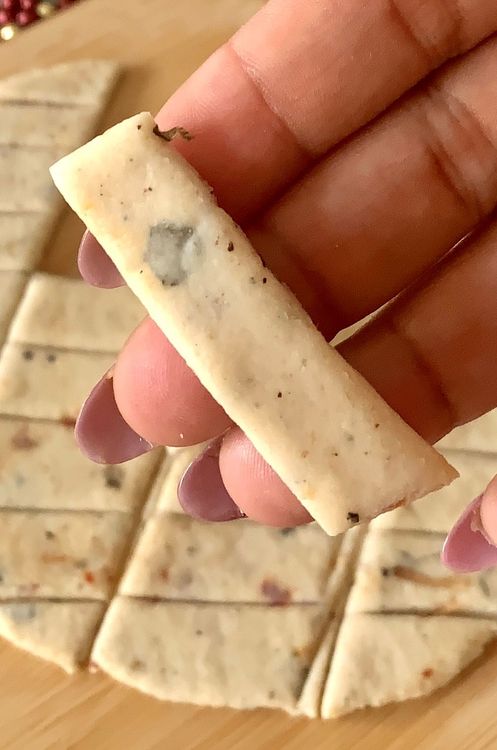 Step 1.3: Use a pizza cutter or a knife to draw lines 1 inch apart from each other, and cut them into your preferred shapes (squares, diamonds, or strips)