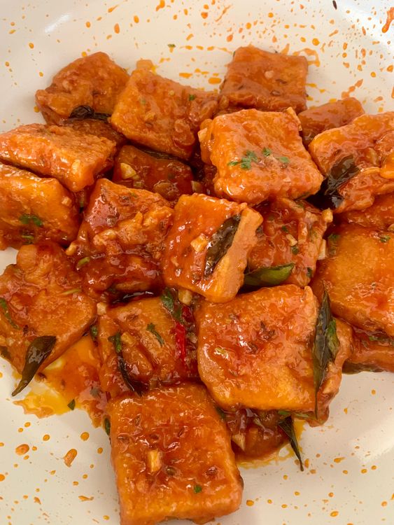 Step 5.1: Add the fried bread cubes to the sauce and toss quickly to coat them evenly