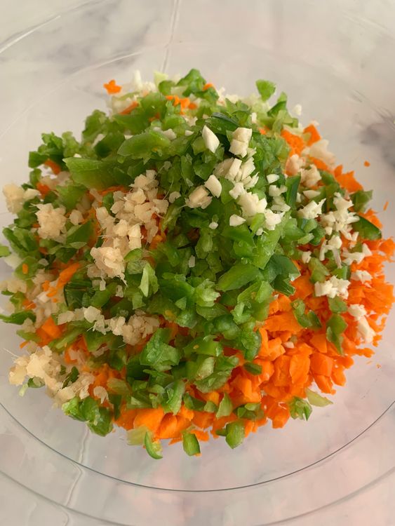 Step 1.1: In a mixing bowl, combine cabbage, carrot, capsicum, ginger, and garlic