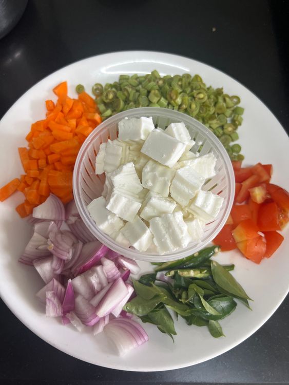 Step 1.2: Prepare one day prior boiled rice along with your choice of vegetables