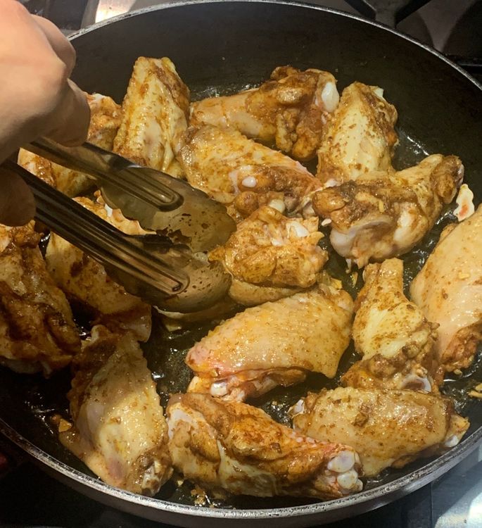 Step 1.2: Place the marinated wings in the pan and cook for 15-20 minutes
