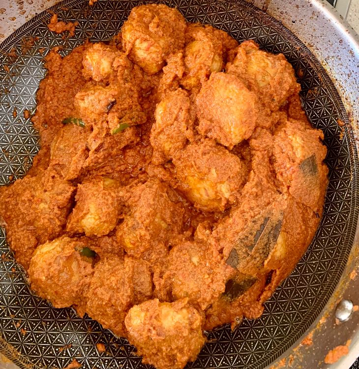 Step 2.1: Gently place the fried koftas into the gravy and coat them with the masala