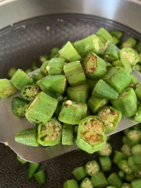 Step 1.1: Heat 4 tbsp of mustard oil in a heavy-bottomed wok, stir-fry okra until slime dries, set aside