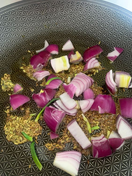 Step 1.1: Cook the rest of the cubed onions until pinkish, then add chopped ginger and garlic, sauteing for 1-2 minutes until the raw smell is gone