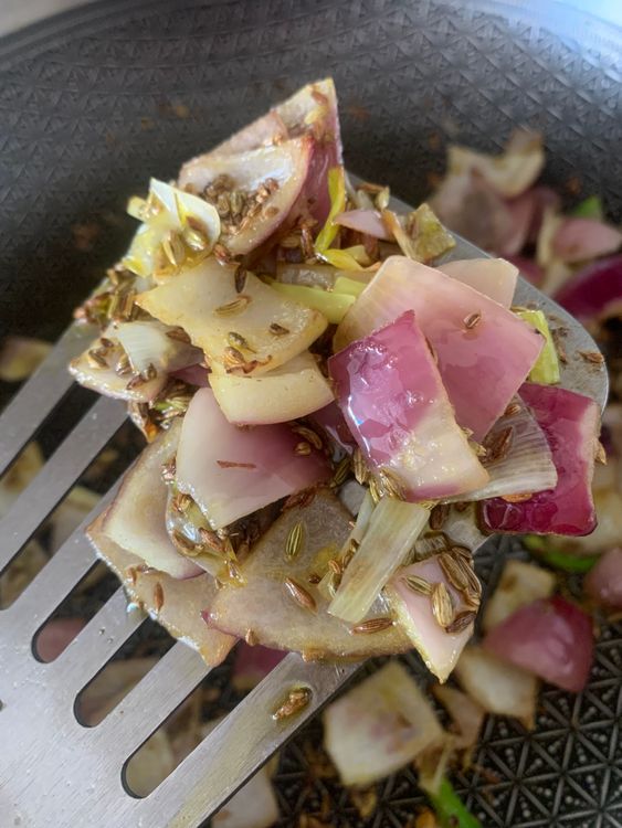 Step 1.2: Cook the rest of the cubed onions until pinkish, then add chopped ginger and garlic, sauteing for 1-2 minutes until the raw smell is gone