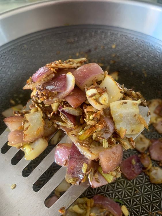 Step 1.3: Cook the rest of the cubed onions until pinkish, then add chopped ginger and garlic, sauteing for 1-2 minutes until the raw smell is gone