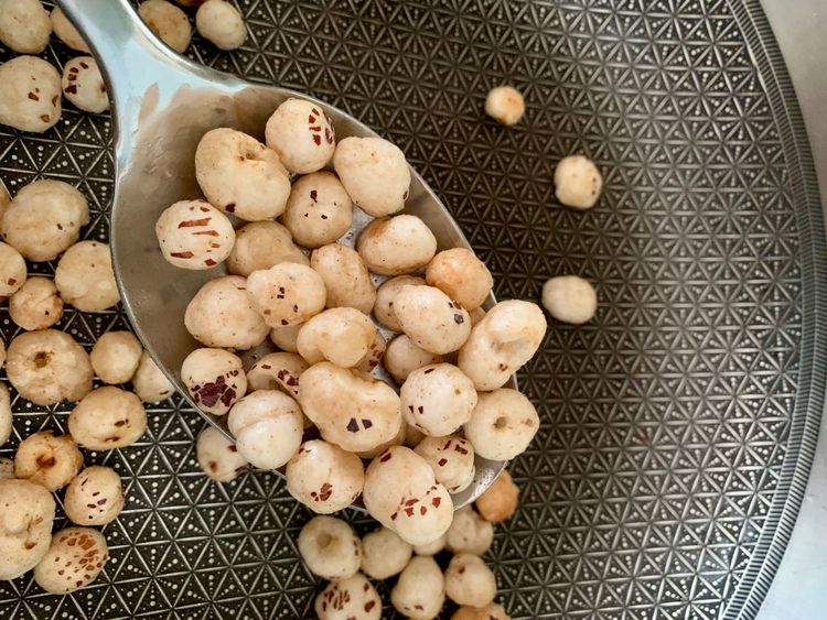 Step 2.1: Next, dry roast the makhana until crisp