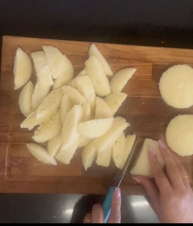 Step 1.1: Once the idlis are cool ,cut them into pieces