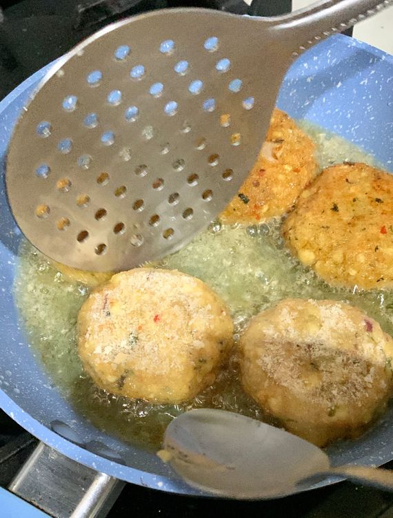 Step 2.1: Allow the cutlets to cook untouched for a few minutes until they become crisp