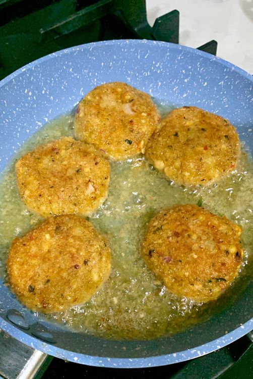 Step 2.2: Allow the cutlets to cook untouched for a few minutes until they become crisp