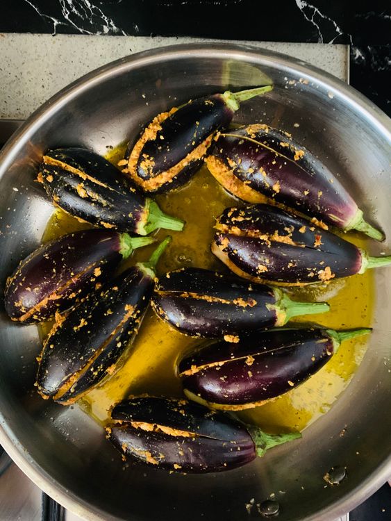 Step 3.1: Arrange the stuffed brinjals in the pan in a single layer