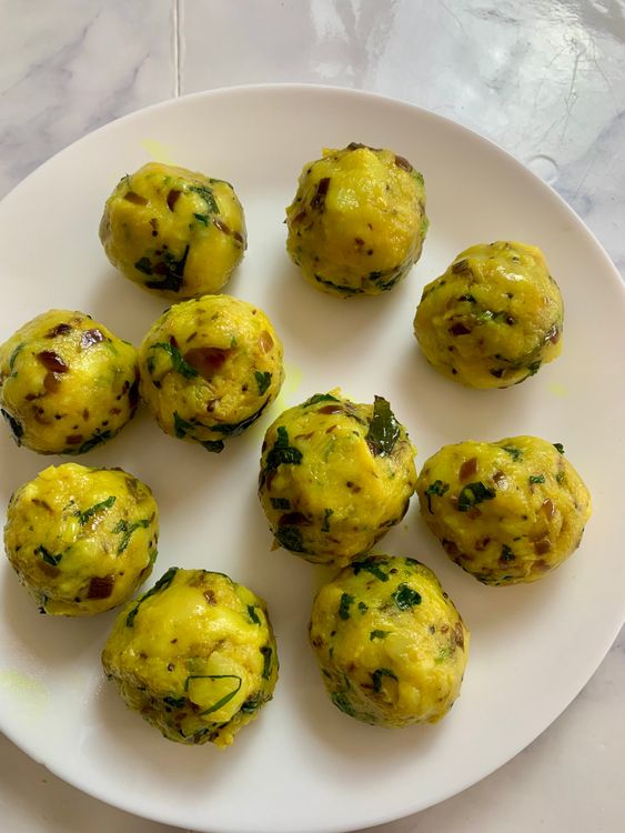 Step 1.2: Let the mixture cool slightly, then shape into 8–10 round balls