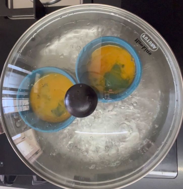 Step 1.1: Put the bowls in the boiling water to steam and cover with lid

