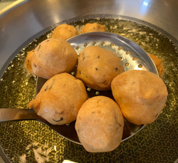 Step 2.1: Fry the bondas in batches, making sure not to overcrowd the pan
