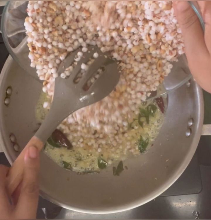 Step 1.1: Now add sabudana mixture into kadhai and give it a good mix
