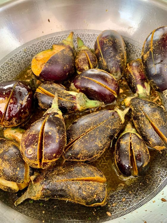 Step 3.1: Arrange the stuffed brinjals in a single layer and cook undisturbed for 2-3 minutes
