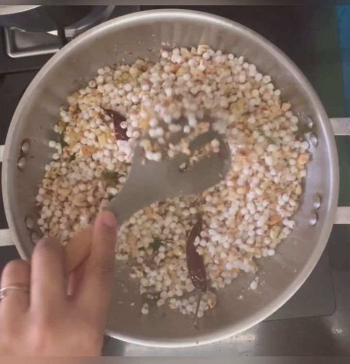 Step 1.2: Now add sabudana mixture into kadhai and give it a good mix
