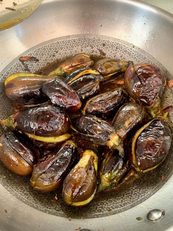 Step 3.2: Arrange the stuffed brinjals in a single layer and cook undisturbed for 2-3 minutes