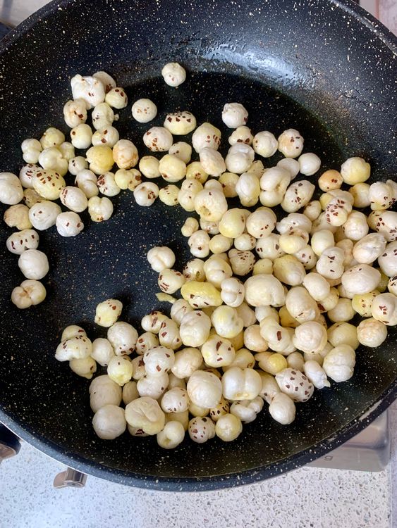 Step 1.1: Add the makhana and roast them for 3-4 minutes, stirring frequently, until crisp