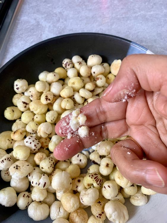 Step 1.2: Add the makhana and roast them for 3-4 minutes, stirring frequently, until crisp