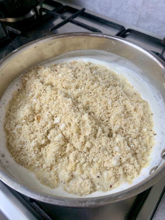 Step 1.1: Add the powdered makhana, stirring continuously to prevent lumps