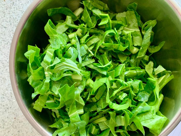 Step 1.1: Rinse and chop the spinach leaves