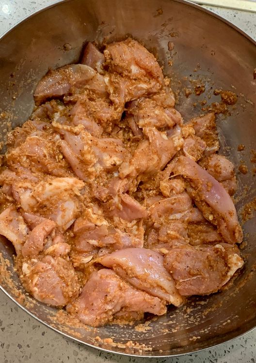 Step 1.3: Marinate the chicken pieces with the blended paste, 2 tbsp oil, salt, chat masala, paprika powder and lemon juice in a bowl