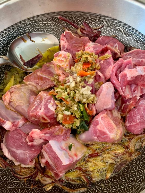Step 3.1: Add the mutton pieces along with the garlic-chilli paste
