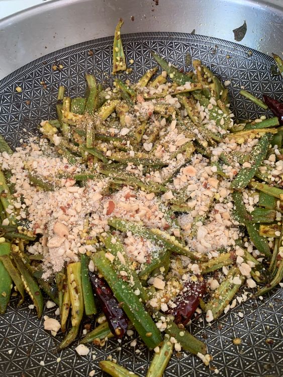 Step 2.1: Sprinkle the prepared peanut-spice mixture over the okra, mixing thoroughly
