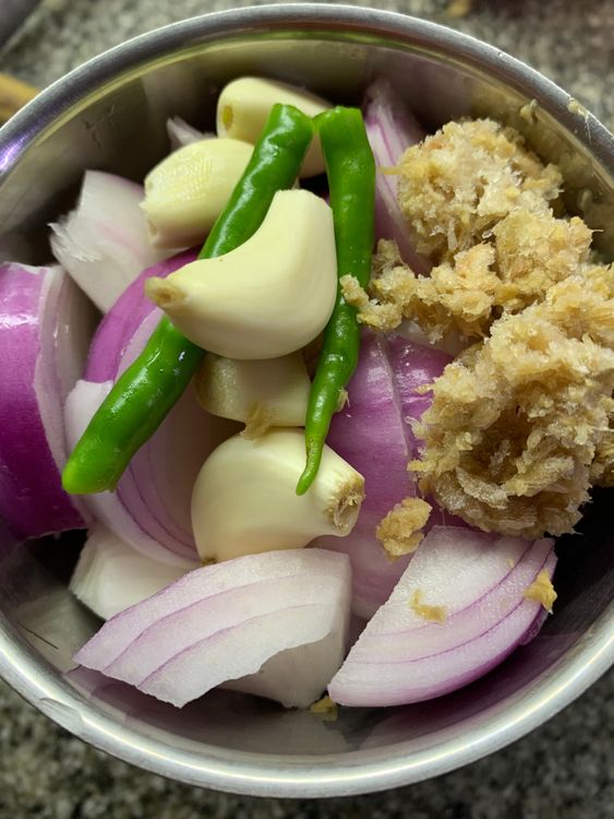 Step 1.1: Grind the ginger, garlic, onions and green chillies in a grinder and set aside