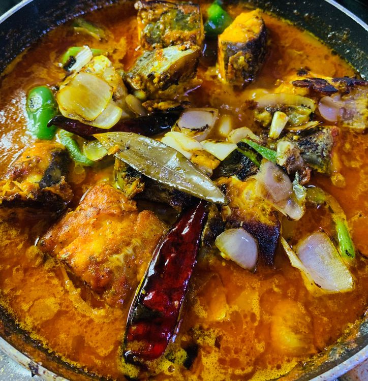 Step 4.1: Add the tempered fish, capsicum and onions to the gravy and gently stir