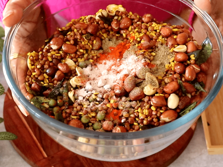 Step 3.1: Add the besan sev, dried green peas, Kashmiri red chilli powder, chaat masala powder, and black salt