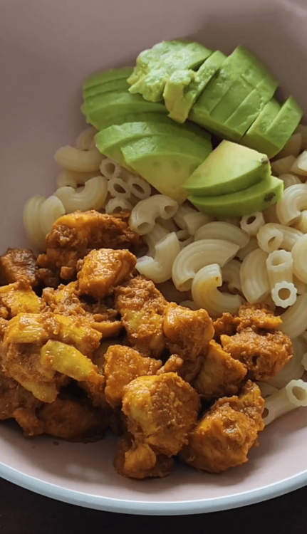 Step 3.1: In a large bowl, combine the cooked pasta, diced cucumber, diced red onion, diced tomato, and sliced chicken (or beans, if vegan/vegetarian)