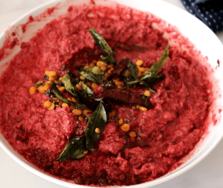 Step 3.1: Pour the tempering over the beetroot-yogurt mixture and mix gently