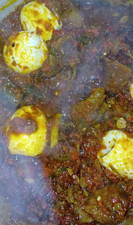 Step 1.1: Add some palm oil in a clean pot, heat for a little while, don't let it bleach