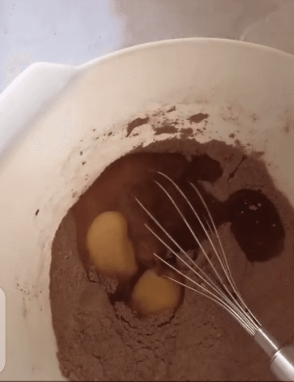 Step 1.3: Add the eggs, buttermilk, vegetable oil, and vanilla flavour to the dry ingredients mix
