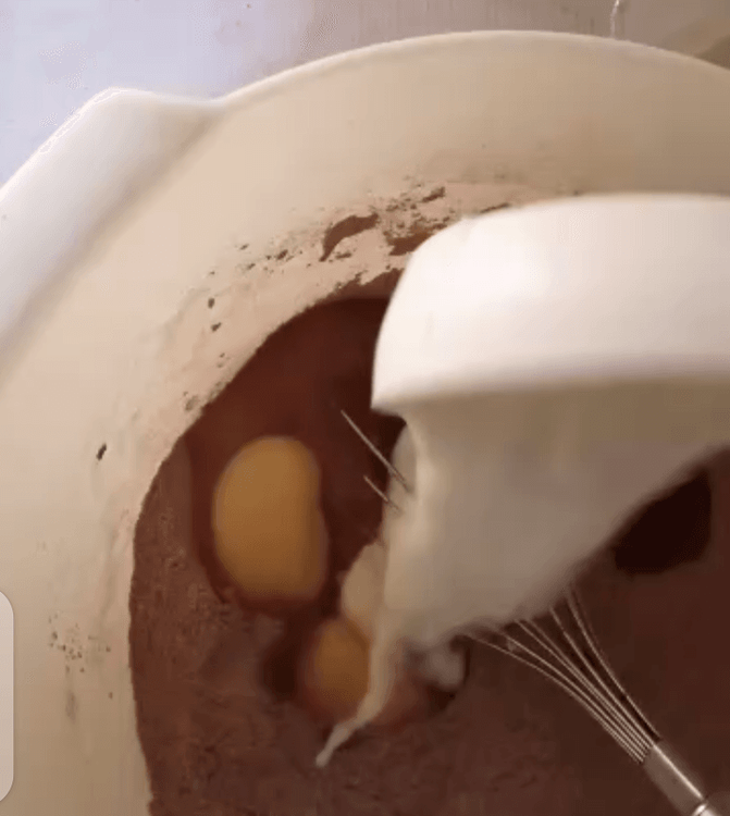 Step 1.2: Add the eggs, buttermilk, vegetable oil, and vanilla flavour to the dry ingredients mix
