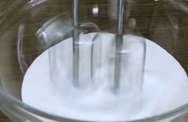 Step 1.2: In a chilled bowl, whip the heavy cream with the powdered sugar (if using) until it forms soft peaks