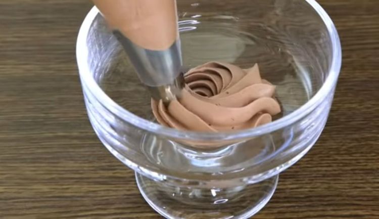 Step 1.2: If you want a more professional or decorative look, transfer the mousse into a piping bag (you can use a plastic sandwich bag and cut off the tip)