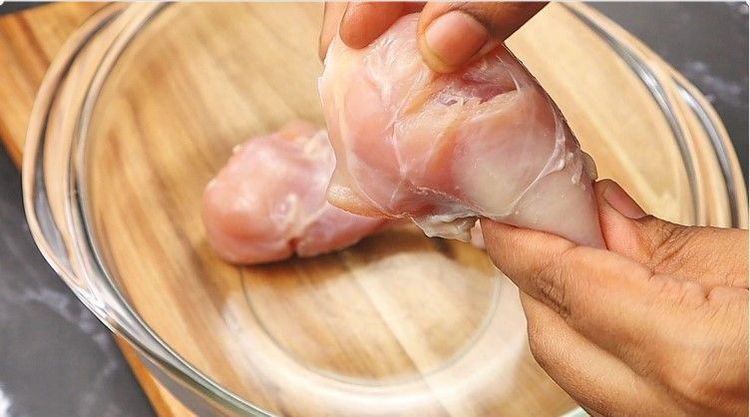 Step 1.2: Start by slitting the chicken drumsticks, making a few deep cuts so the marinade seeps in, giving you a juicy and flavorful chicken leg fry