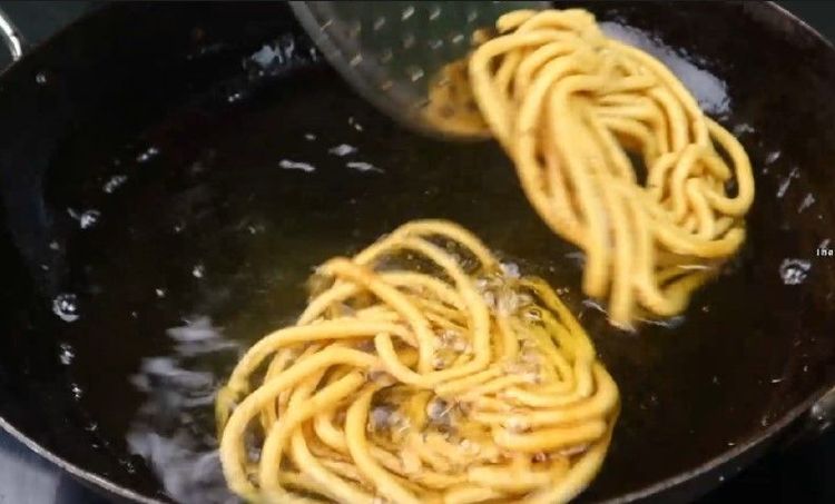 Step 4.3: Heat oil in a deep frying pan on medium heat