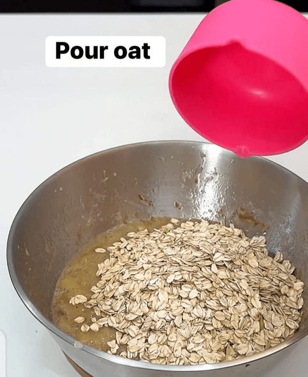 Step 1.2: Pour oats into the mixture and stir very well