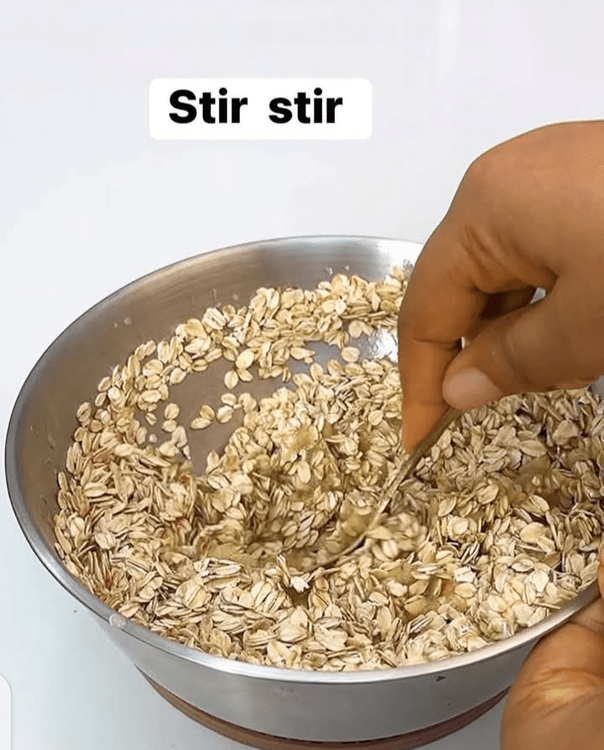 Step 1.1: Pour oats into the mixture and stir very well