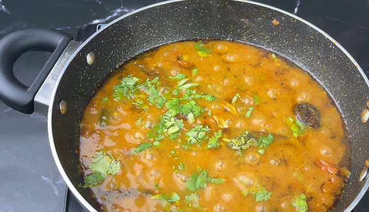 Step 4.1: Simmer the curry on low heat for 10 minutes or until the oil separates on top and the curry thickens