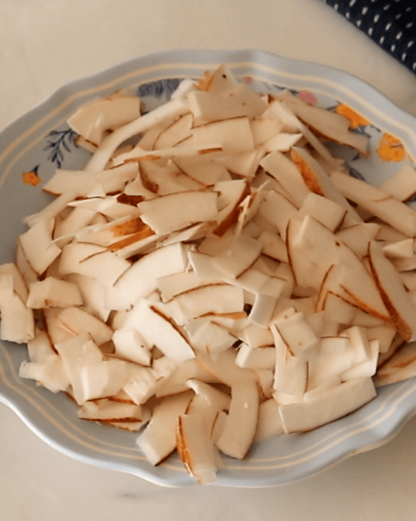 Step 1.1: Combine the fresh coconut, roasted chana dal, ginger, green chillies, tamarind, yogurt, and salt in a blender