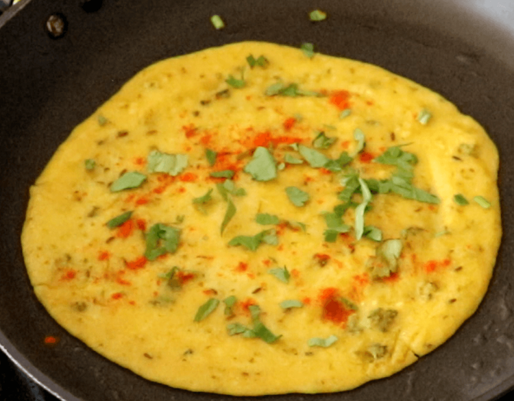 Step 1.1: Drizzle a teaspoon of oil around the edges and on the top of the chilla