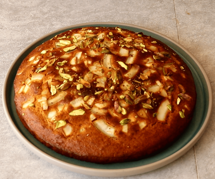 Step 1.1: Allow the cake to cool for 10–15 minutes before slicing