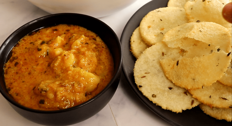 Step 4.1: Serve crispy Sabudana Pooris hot with warm, flavourful Aloo Sabzi